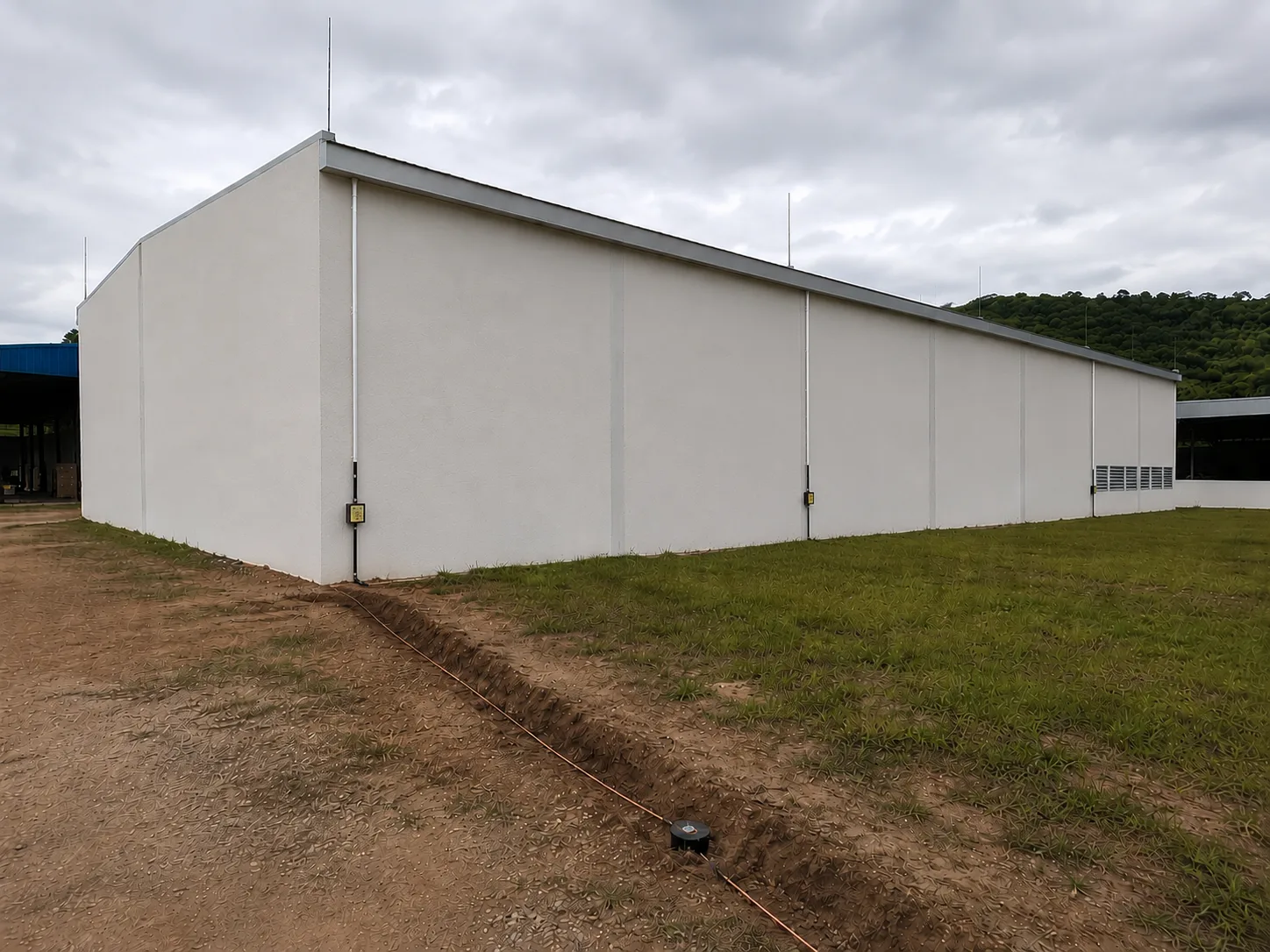 SPDA e aterramento Sistema de SPDA e aterramento para galpão industrial executado pela Godoy Engenharia